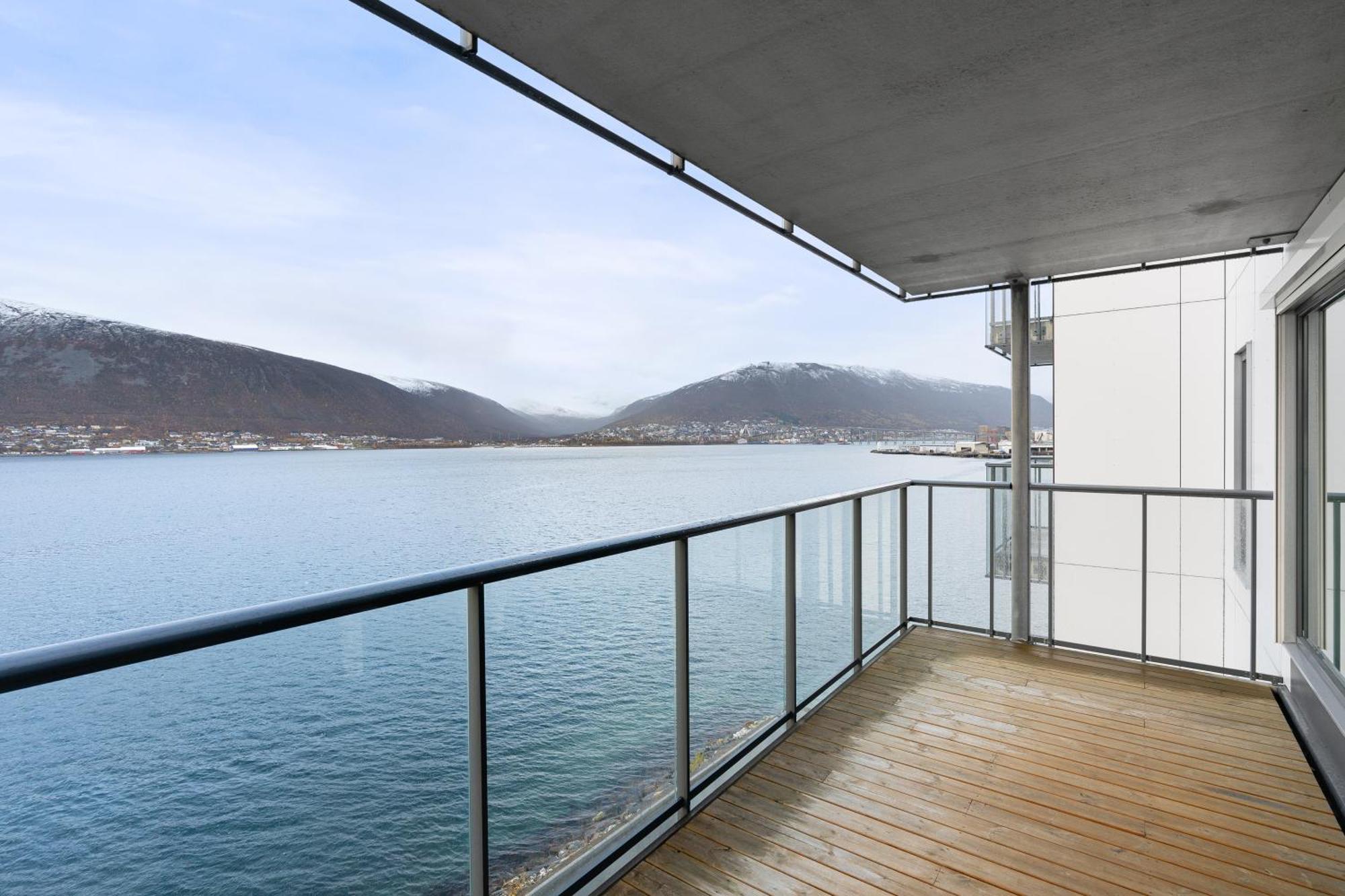 Beautiful With Seaview Apartment Tromso